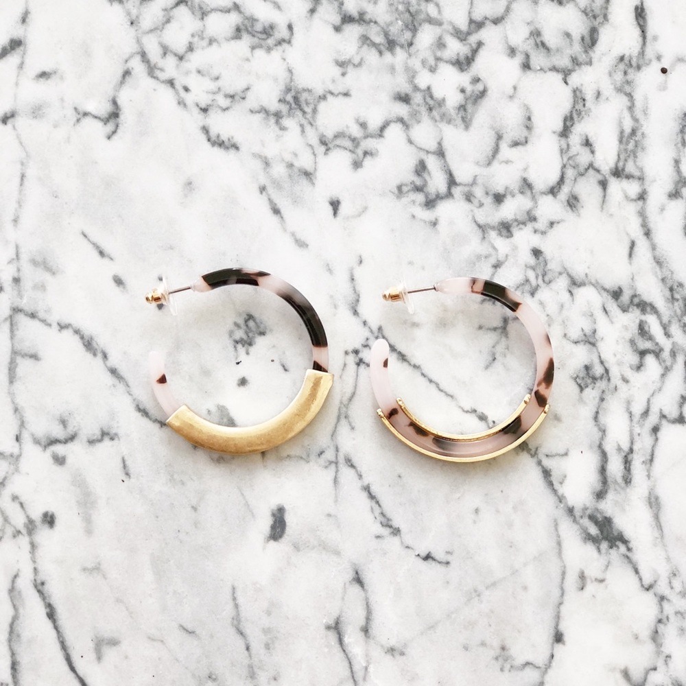 NWT•Erica Nikol White Tortoiseshell Hoop - Picture 2 of 2